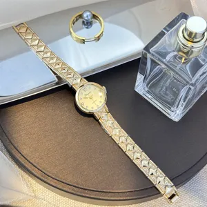 Elegante Damen Quarzarmbanduhr mit Rautenmuster Metallarmband, luxuriöses goldenes Design Modell.