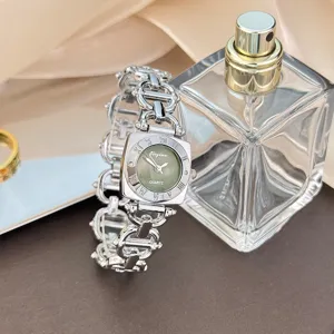 Elegante Damen-Quarzuhr mit quadratischem Zifferblatt, römischen Ziffern und Kettenarmband.