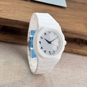 Weisse Quarzarmbanduhr mit arabischen Ziffern und weißem Kunststoffarmband für Herren.