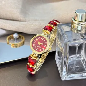 Elegante Damen Gold Quarz Uhr mit rotem Kristall Schmetterling Armband Modestil Schmuck
