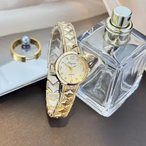 Detailansicht der goldenen Damenuhr mit Quarzwerk, Rauten-Metallarmband und elegantem Zifferblatt.