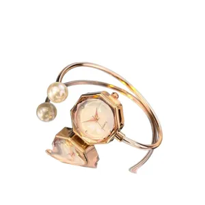 Reloj de cuarzo con perlas para mujer con esfera octogonal y brazalete abierto.