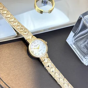 Goldene Damen Quarzarmbanduhr mit geometrischem Armband Luxus Mode Schmuck Detailaufnahme