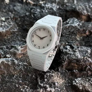 Weisse Kunststoff Quarz Herrenuhr mit arabischen Ziffern auf dem Zifferblatt, Stil.
