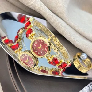 Luxus Damen Quarzuhr mit rotem Herz Kristall und Gold Kette Armband, modisch elegant.