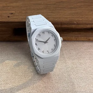 Weißes Kunststoff Quarzuhr Herrenuhr mit arabischen Ziffern und achteckiger Lünette.