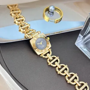 Elegante goldene quadratische Quarzuhr mit einzigartigem Gliederarmband und Zifferblatt