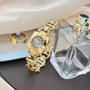 Detailblick auf goldene Quarzuhr mit quadratischem Zifferblatt und edlem Kettenarmband.