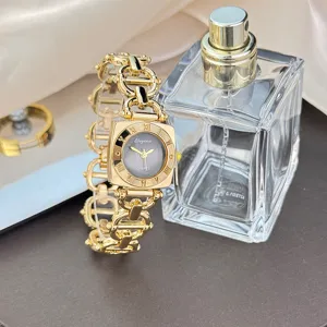 Nahaufnahme einer eleganten goldenen Damen-Viereckuhr mit römischen Ziffern und Kettenarmband.