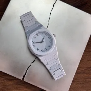 Detailaufnahme einer grauen Quarzuhr mit arabischem Zifferblatt und Gliederarmband.