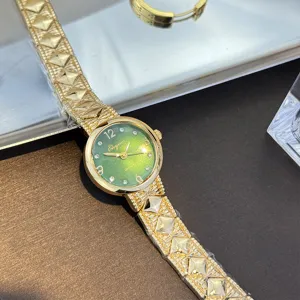 Nahaufnahme der Damen-Quarzuhr mit grünem Zifferblatt und goldenem Pyramidenkettenarmband.