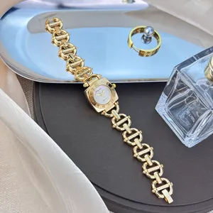 Goldene Damenuhr mit quadratischem Zifferblatt und Ankerkettenarmband, Quarzuhrwerk.