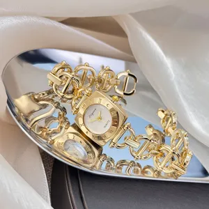 Detailansicht einer goldenen Damen-Quarzuhr im quadratischen Design mit römischen Ziffern.