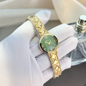 Elegante Damenuhr mit gruenem Zifferblatt und schickem goldenem Metallarmband fuer Alltag.