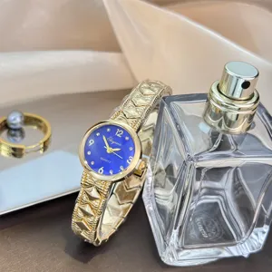 Elegante Damen Quarzarmbanduhr mit blauem Zifferblatt und goldenem gesteppten Armband Design.