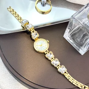 Elegante goldene Damen Armbanduhr mit Kristall Schmetterling Anhängern und digitalem Zifferblatt.