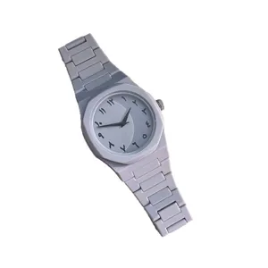 Graue Harz Quarz Herrenuhr mit arabischen Ziffern Zifferblatt und integriertem Armband.