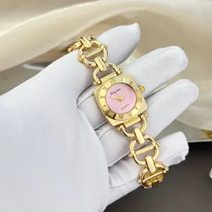 Luxus Damen Quarzarmbanduhr im quadratischen Design mit rosafarbenem Zifferblatt und Kette.