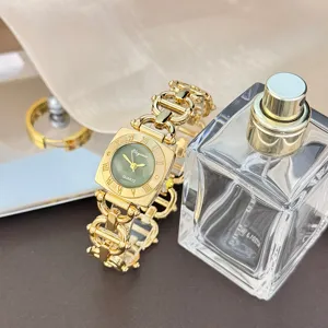Luxus Damen Quadrat Quarz Uhr mit gruenem Zifferblatt und Gold Kette Armband elegant