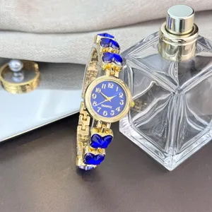 Elegante Damen Quarzarmbanduhr mit blauen Herz Kristall Gliedern und digitalem Zifferblatt.