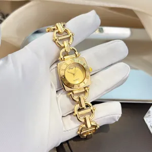 Goldfarbene quadratische Zifferblatt Uhr Detailansicht, elegante Gliederarmbanduhr Nahaufnahme.