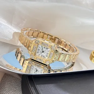 Detailansicht der luxuriösen quadratischen Strass-Quarzuhr für Damen mit Edelstahlarmband.