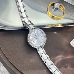 Orologio al quarzo da donna con cinturino in ceramica bianca e metallo, lunetta strass e quadrante.