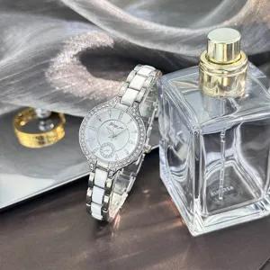 Elegante orologio da donna al quarzo con cinturino in ceramica e splendida lunetta di strass.