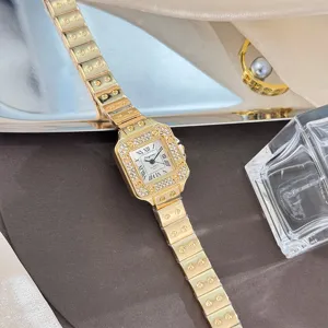 Luxus goldene quadratische Quarzdamenuhr mit funkelnden Strasssteinen und Edelstahlarmband.