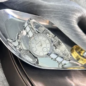 Elegante orologio da polso donna al quarzo con ghiera in strass e cinturino in ceramica.