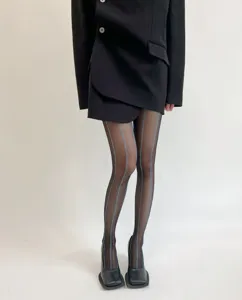Collant noir transparent pour femmes avec un motif à chevrons verticaux bleus élégants.