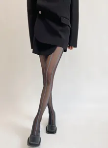 Collant noir transparent pour femmes avec jacquard à rayures verticales bleues.