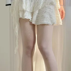 Détail collants transparents à paillettes, bas scintillant style ballet mignon pour femmes.