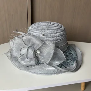 Elegante grijze kanten zonnehoed in detail, met grote bloem en fijn netwerkontwerp.