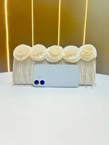 Elegante beige Abendtasche mit Stoffrosen und Strassfransen für Damen Partykleid.