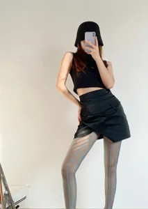 Vue rapprochée de collants transparents avec des détails de jacquard de blé vertical bleu.