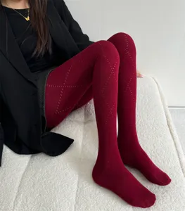 Collants d'hiver bordeaux pour femme en tricot motif losanges, élastiques chauds détail.