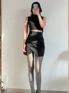 Détail de collants transparents avec un motif jacquard à rayures verticales bleues élégantes.
