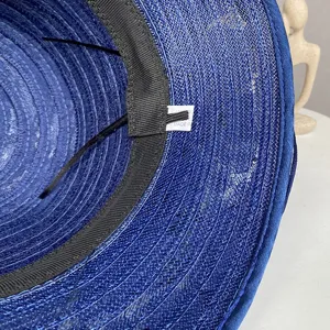 Gedetailleerd uitzicht op de binnenkant van de zonnehoed, met blauw gaas en etiket.