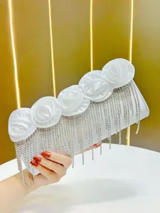 Weiße Satin-Abendtasche mit Stoffrosen und funkelnden Strass-Quasten-Fransen Details.