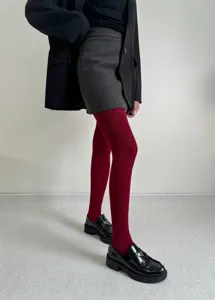 Vue détaillée de collants bordeaux chauds dotés d'un motif de losanges pour femmes.