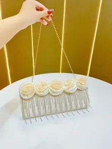 Elegante Champagner Satin Abendtasche mit Blumen und Strass Quasten für Hochzeit.