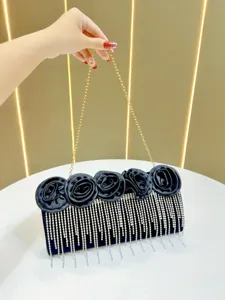 Schwarze Abendtasche mit Stoffrosen und Strassquasten, elegante Partytasche für Damen.