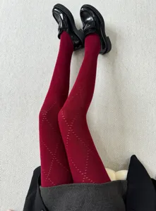 Vue détaillée des collants rouge vin à motif de losanges, coton extensible pour l'automne.