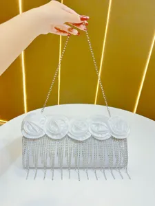 Weißes Satin-Abendtaschen-Detail mit handgefertigten Stoffrosen und glitzernden Strassfransen.