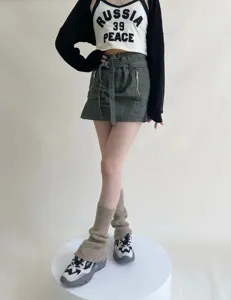 Detalle de calentadores de punto, acogedor accesorio de invierno coreano para mujer.