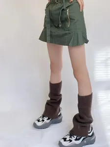 Detalle de calentadores de punto marrón acogedores, accesorios de moda cálidos de invierno.