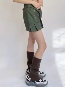 Detalle de calentadores de punto combinados con falda y zapatillas para estilo casual.