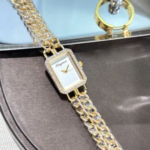 Detailansicht der goldenen Damen-Quarzuhr mit Strasssteinen und elegantem Kettarmband.