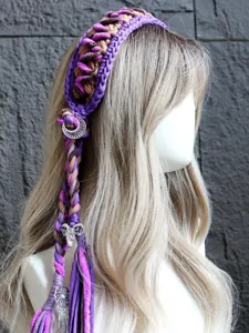 Fascia per capelli boho intrecciata all'uncinetto con nappe colorate e luna.